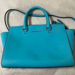 MICHAEL Michael Kors light/sky blue sachet bag